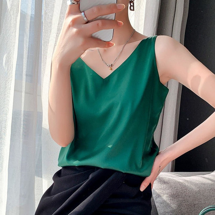 Chic women's sleeveless tank top with a relaxed fit, ideal for elegant everyday summer comfort.