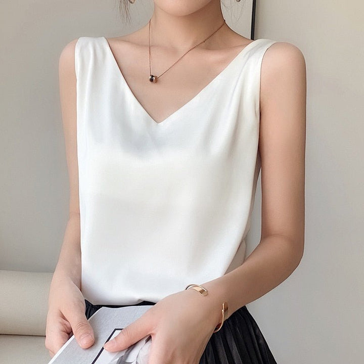 Modern women's sleeveless tank top, an elegant and comfortable choice for versatile everyday wear.
