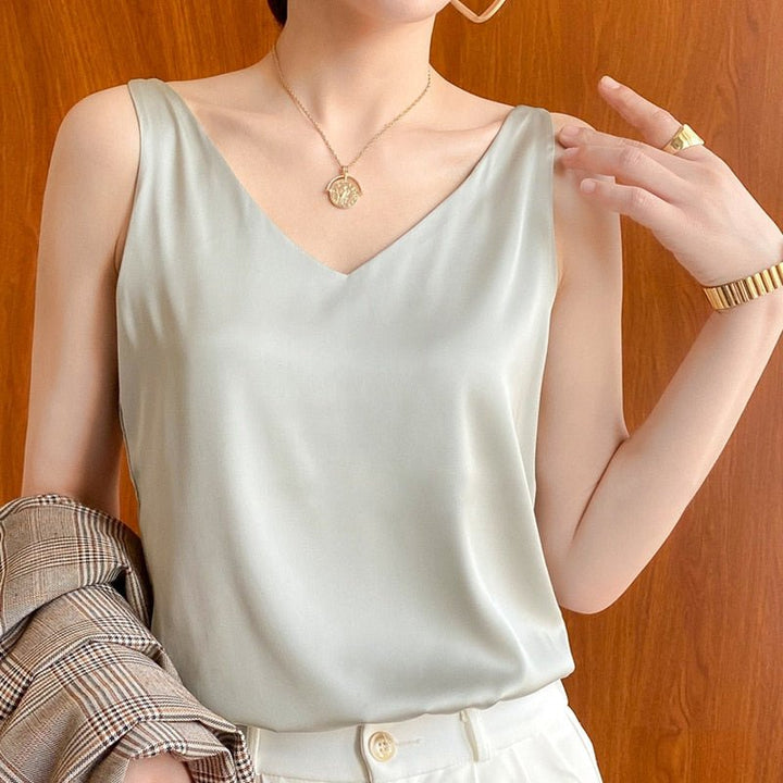 Stylish women's sleeveless tank top, an elegant casual top perfect for summer everyday comfort.