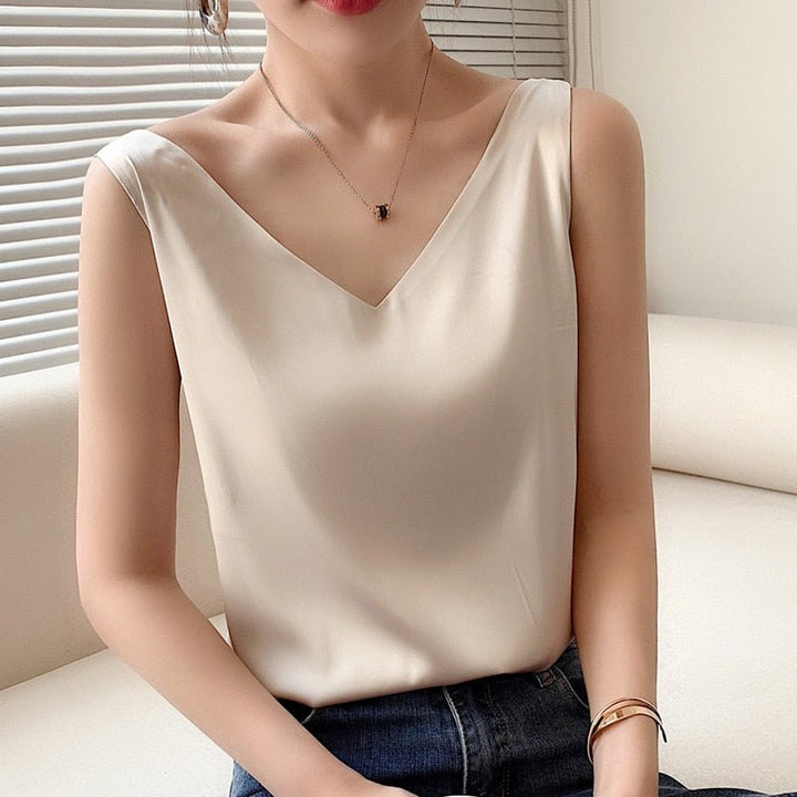 Women's elegant sleeveless tank top, comfortable and versatile for casual everyday summer fashion.