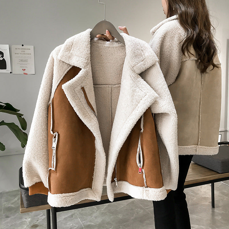 Stylish women's teddy coat, oversized and soft faux shearling, ideal for cozy and chic winter outerwear.