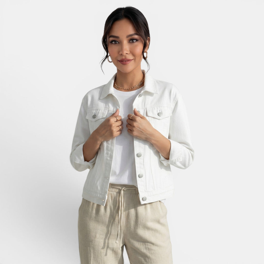 Women's fitted casual jacket in black, perfect for urban style and everyday chic. Modern fit outerwear.
