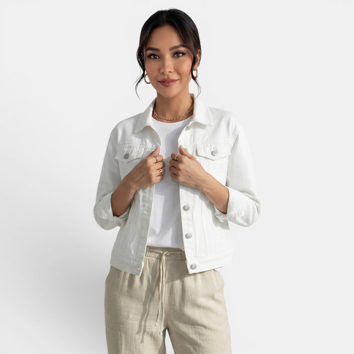 Women's fitted casual jacket in black, perfect for urban style and everyday chic. Modern fit outerwear.
