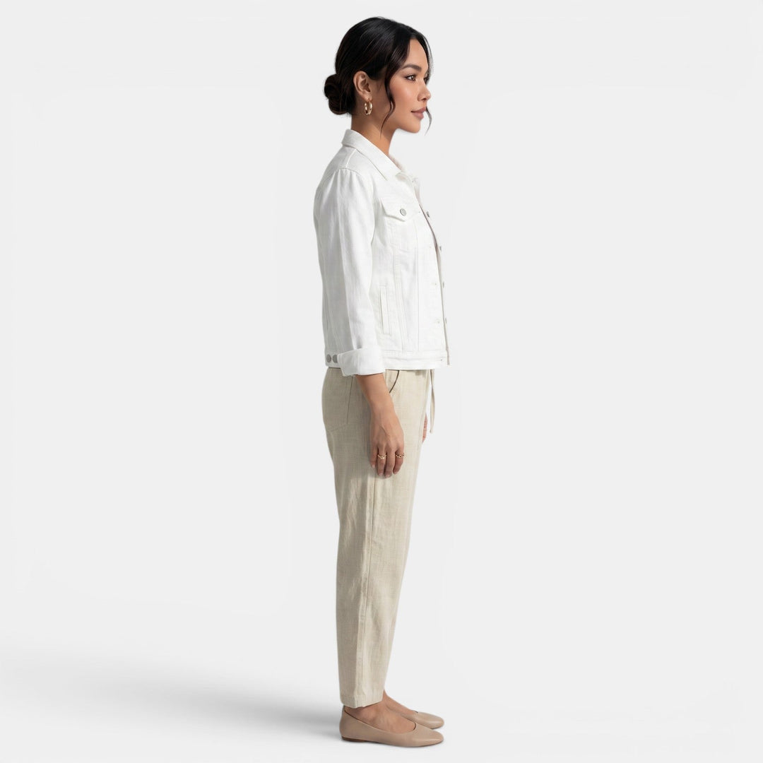 Stylish women's fitted casual jacket, ideal for urban fashion. Versatile layering piece for modern weekend style.