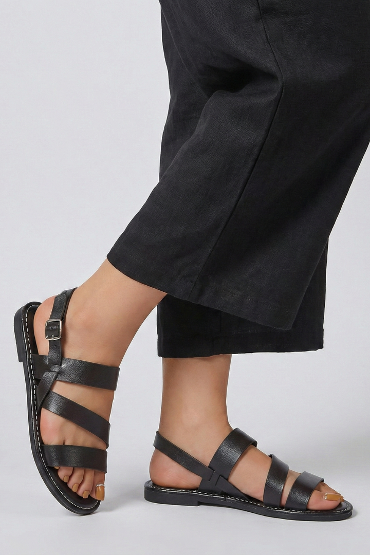 Comfortable women's flat sandals with a secure back strap, ideal for summer and everyday use.