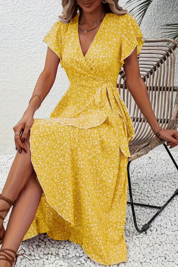 Chic and stylish women's V-neck dress, short sleeve, elegant floral print, perfect for versatile wear.