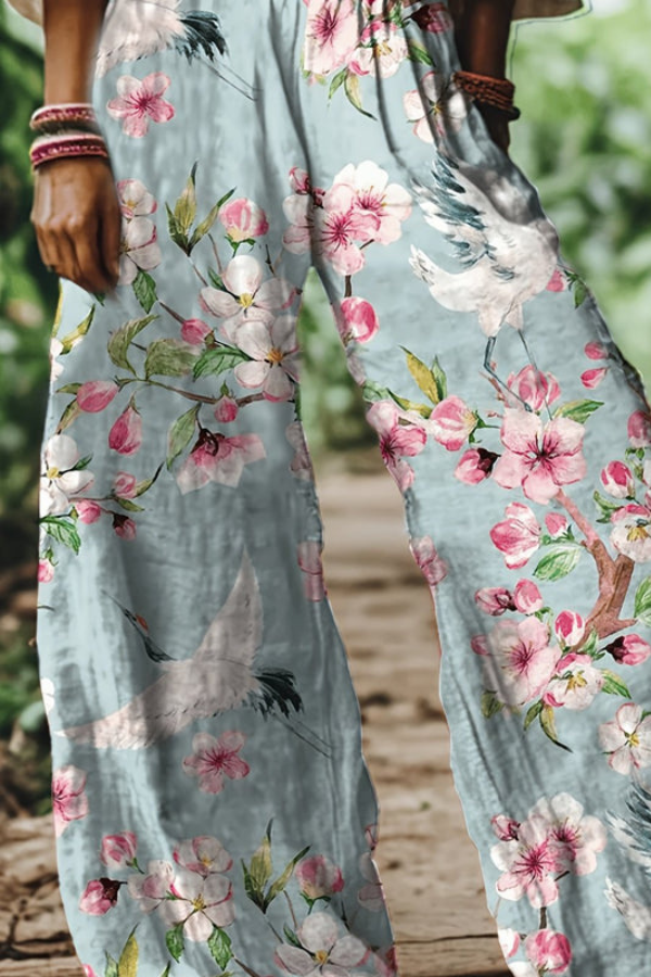 Cropped women's pants in a vintage floral design, perfect for a relaxed summer look.