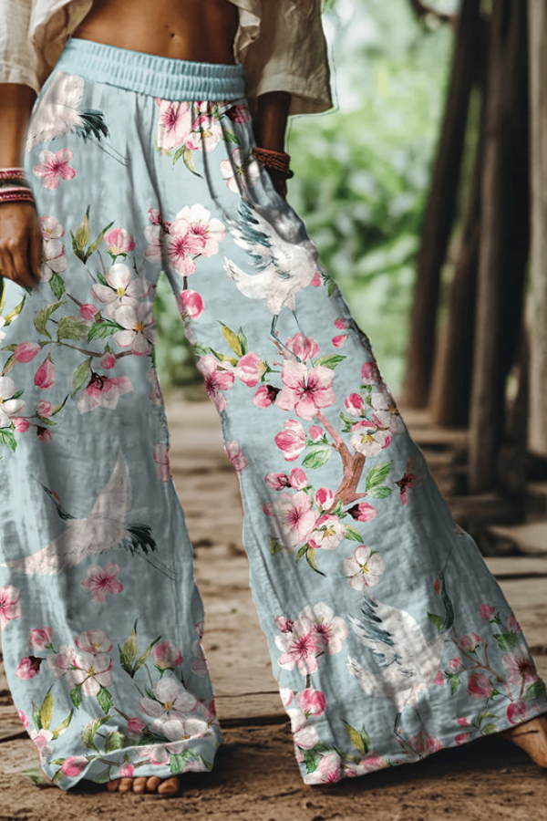 Casual women's summer pants, floral print, cropped and relaxed fit for comfort.