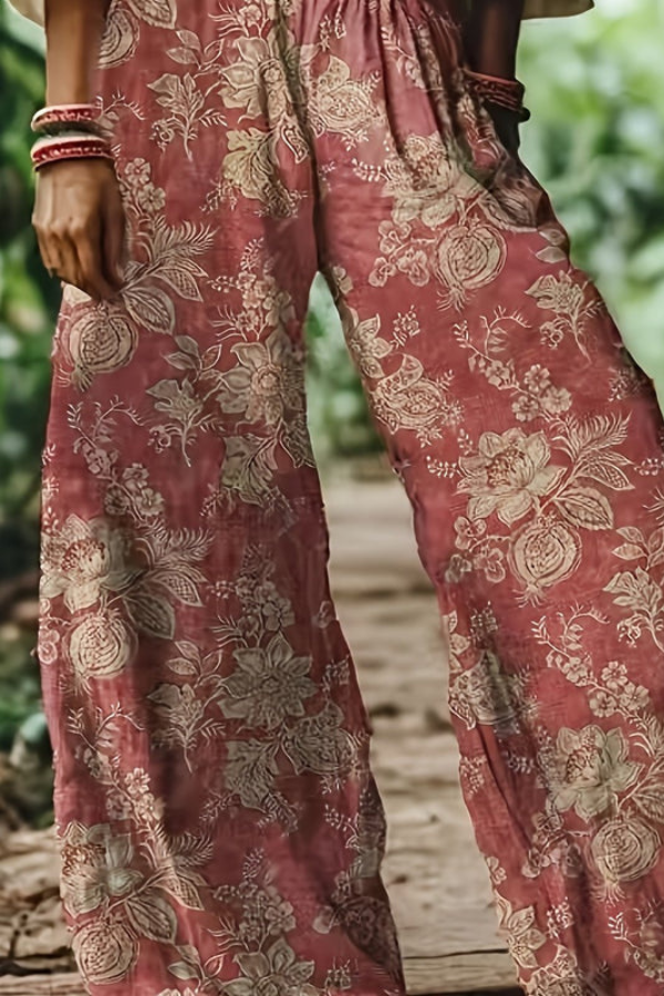 Lightweight women's cropped floral pants, perfect for everyday summer wear.