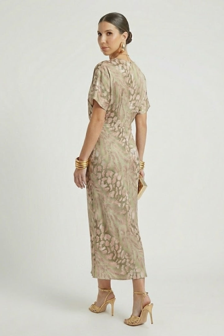 Chic women's pleated midi dress in a beautiful floral print, V-neck, short sleeves, perfect for elegant occasions.