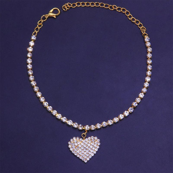 Fashionable women's heart rhinestone charm anklet in a golden hue, perfect for summer styling.