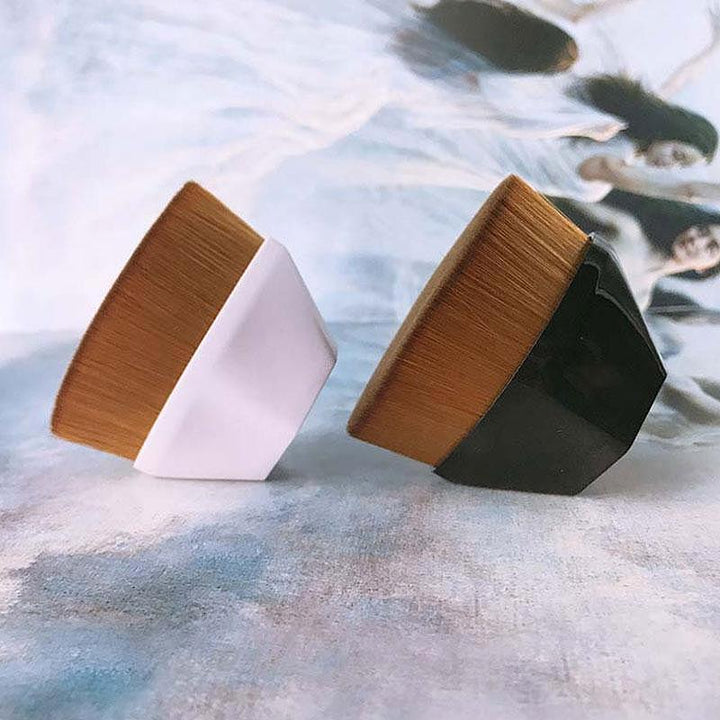 Compact high-density foundation brush, a must-have beauty tool for travel