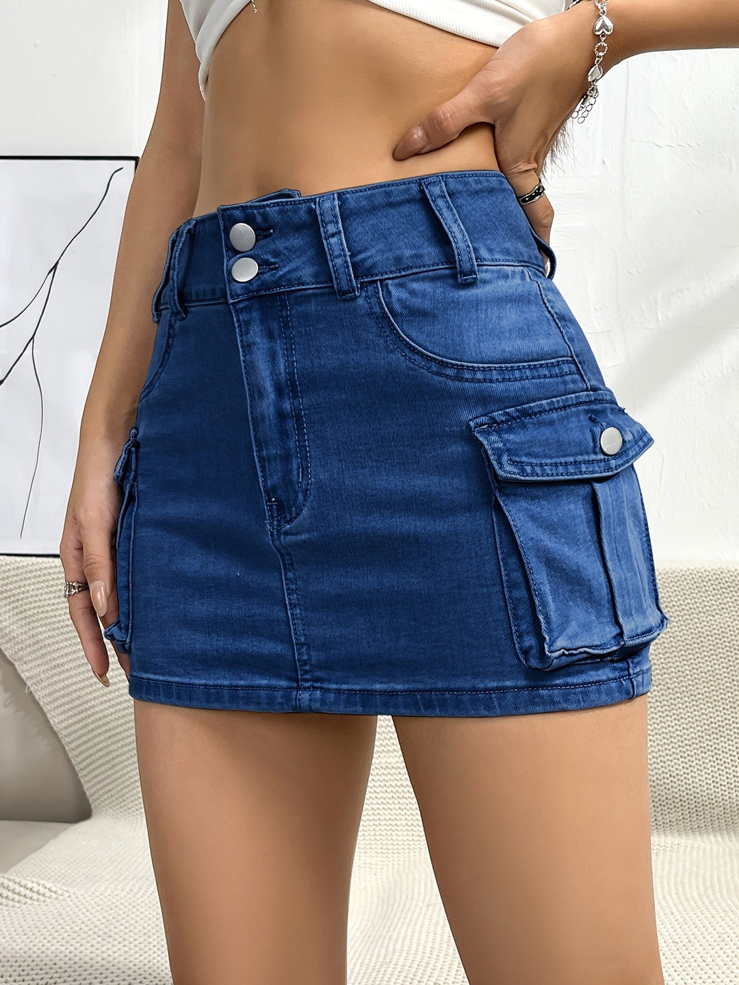 Versatile women's cargo mini skirt with a high waist, ideal for chic street style and everyday casual wear.
