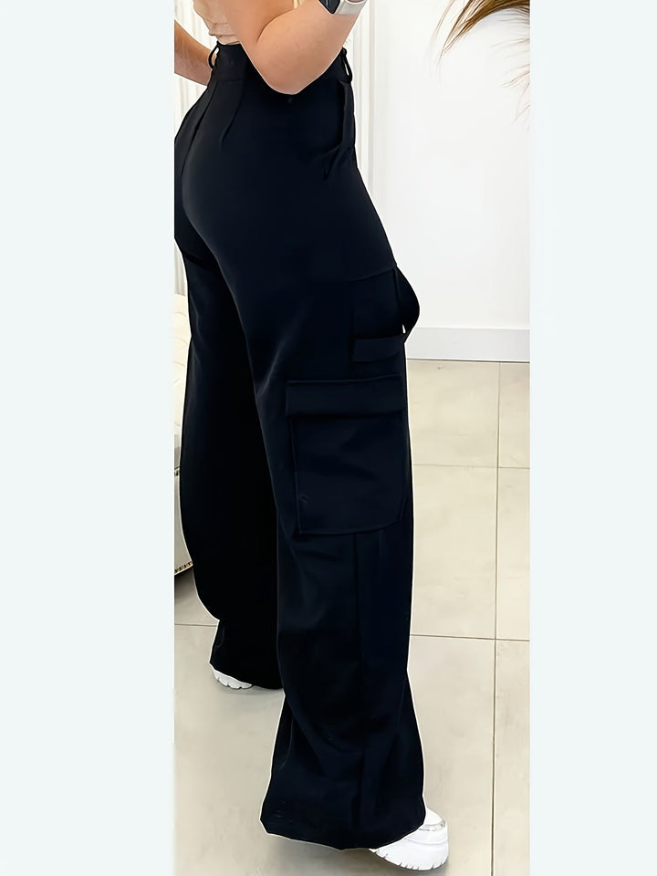 Comfortable black cargo wide-leg pants for women. High-waisted design with spacious pockets, perfect for casual style.