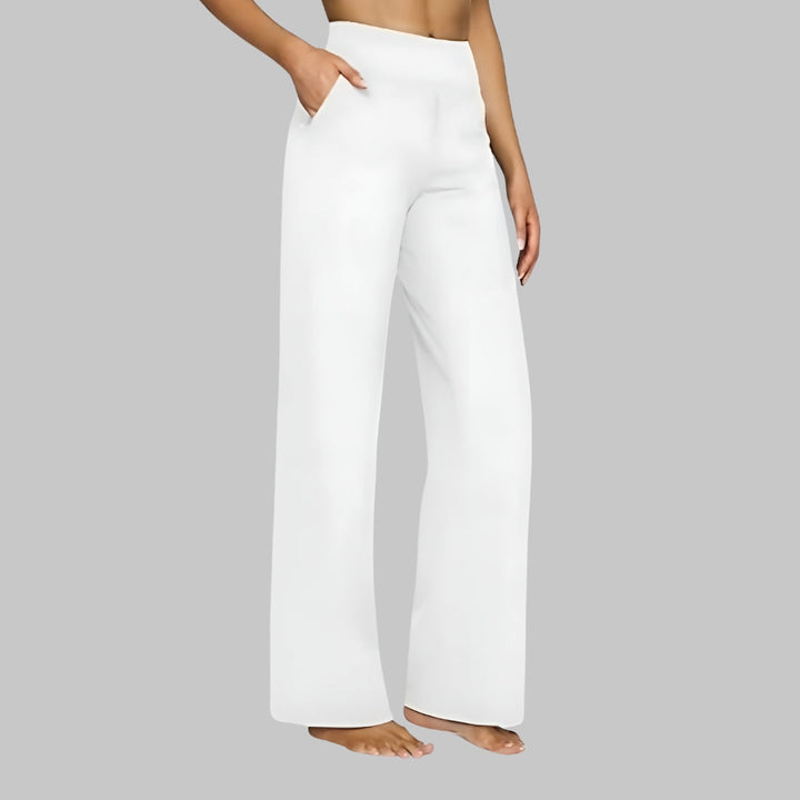 Stylish women's wide-leg pants, high-waisted, with pockets, offering a comfortable and relaxed fit.