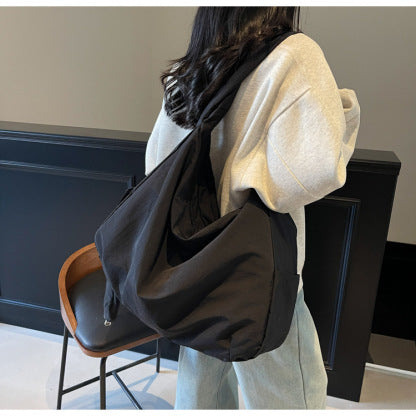 Fashionable women's large shoulder bag, perfect for everyday practicality.
