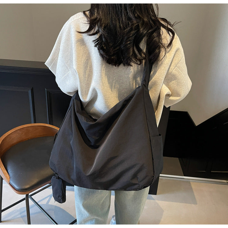 Stylish women's hobo bag, large capacity, designed for versatile daily wear.