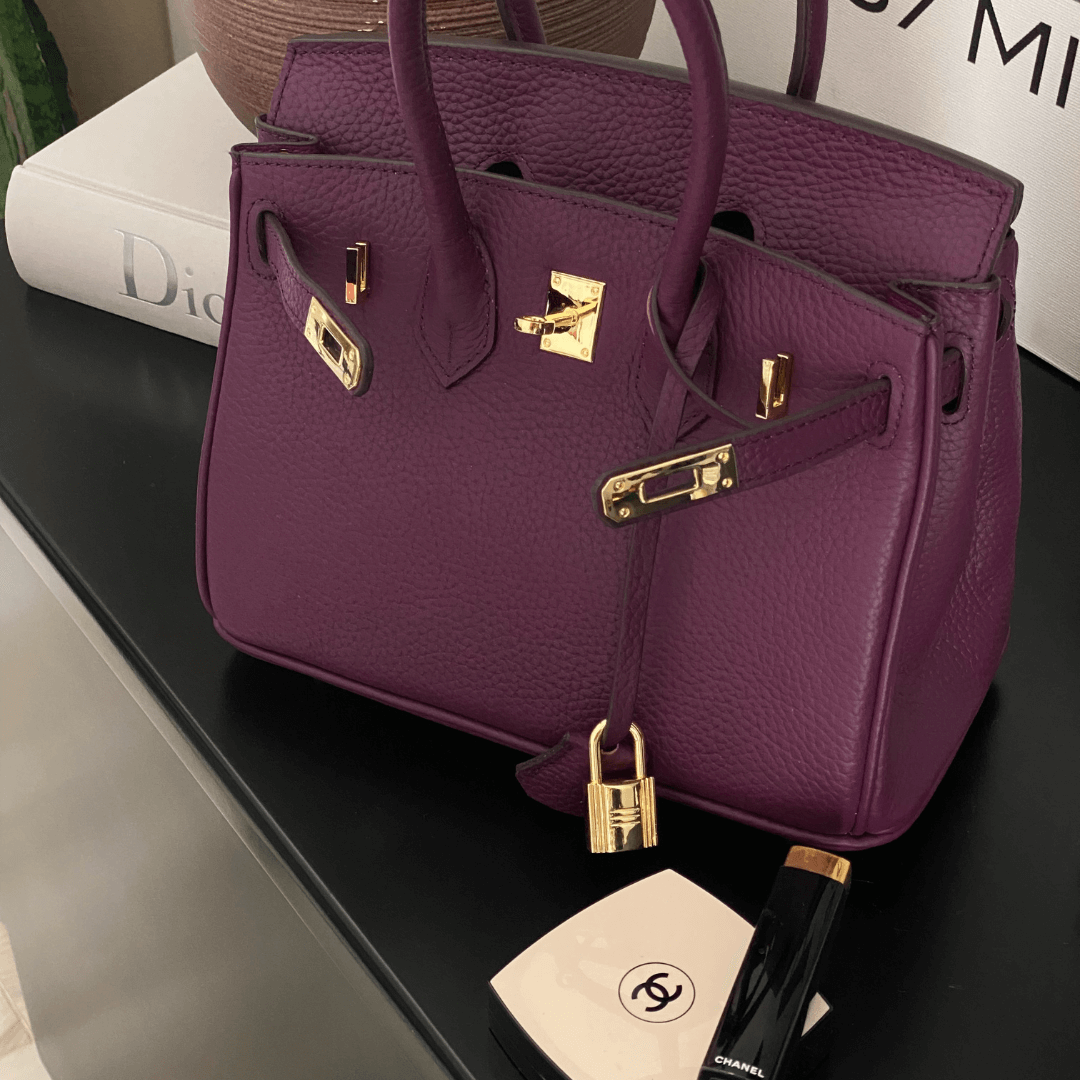 Comfortable women's large leather shoulder bag. High-capacity tote for all your everyday needs.
