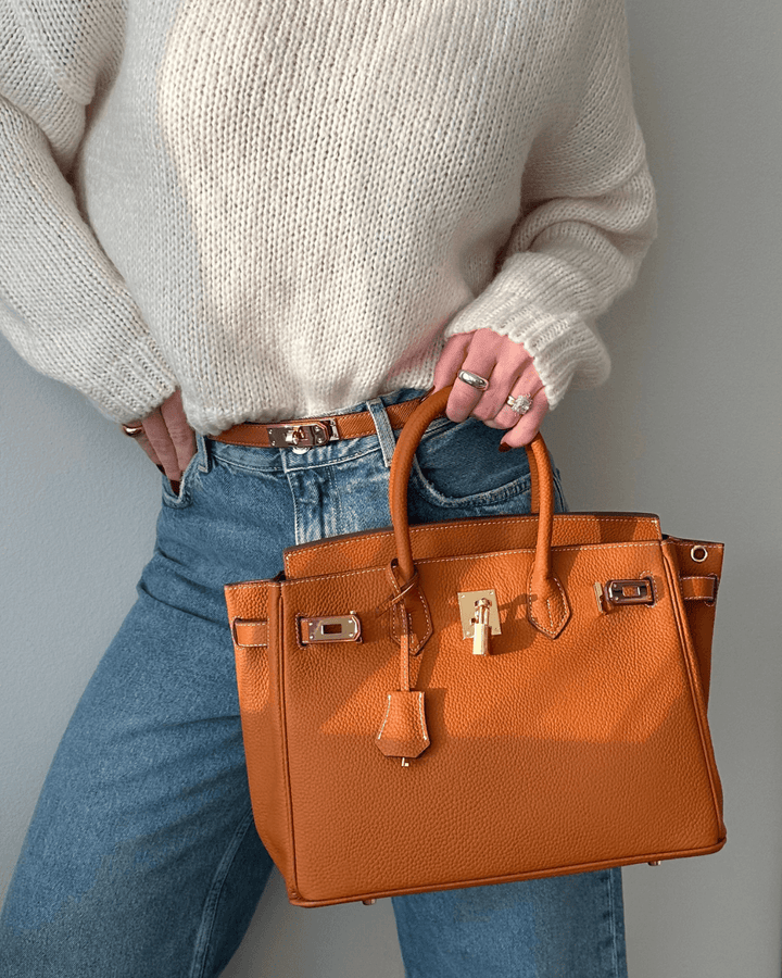 Stylish women's leather shoulder bag. Versatile large tote for everyday use & fashion.