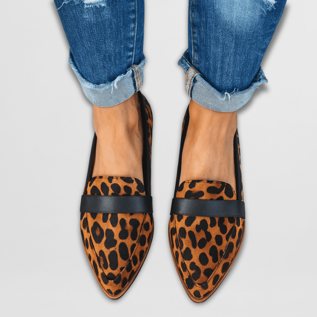 Stylish women's flat loafers featuring a bold leopard pattern, versatile casual footwear for any outfit.