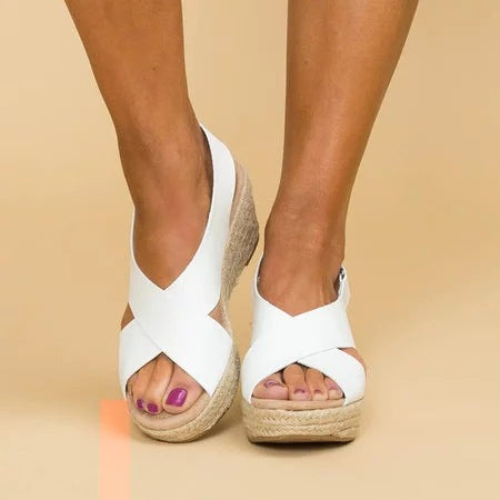Comfortable women's flat sandals, perfect for summer vacations or beach days. Effortless, lightweight, and stylish.