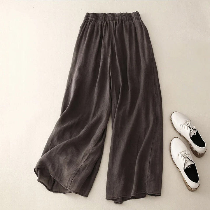 Comfortable women's loose fit trousers featuring a relaxed waistband and straight leg, perfect for versatile style.
