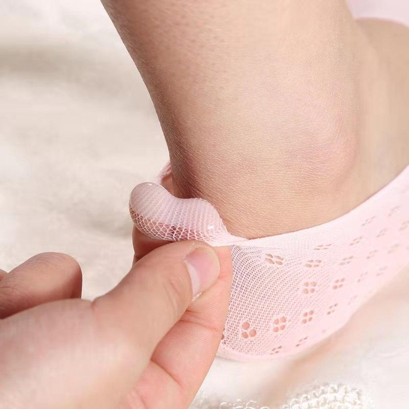 Invisible women's low-cut toe socks, ideal footwear accessory for comfort and hygiene.