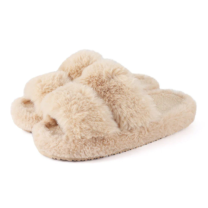 Close-up of the luxurious white faux fur on women's slide slippers, highlighting the soft texture.