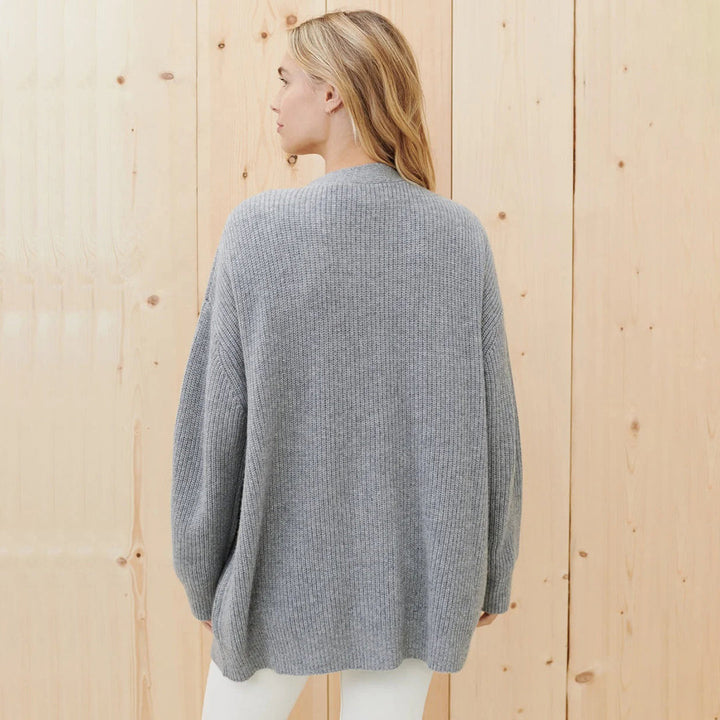 Chic women's oversized cardigan, cozy & elegant sweater with a relaxed fit.