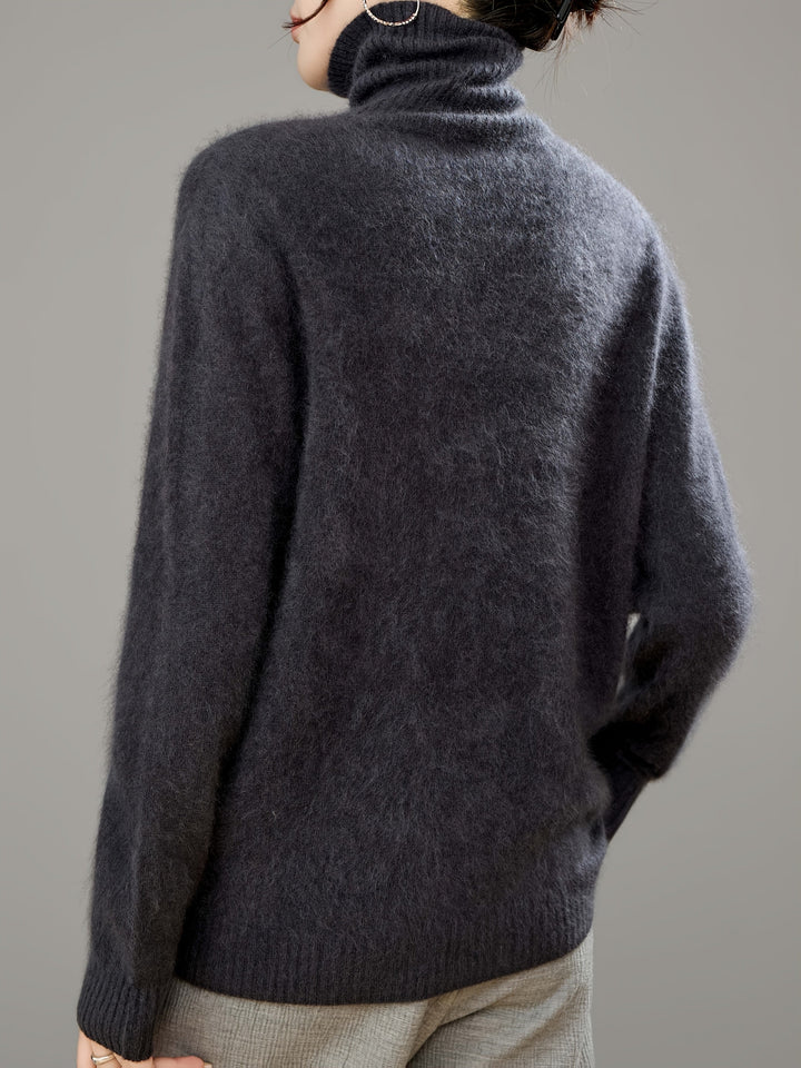Stylish women's turtleneck sweater for winter, featuring a luxurious cozy knit.
