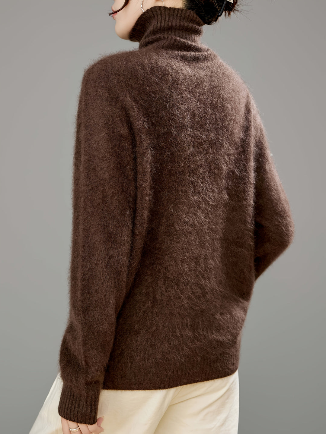 One-size women's luxurious turtleneck sweater, designed for elegant cold weather comfort.
