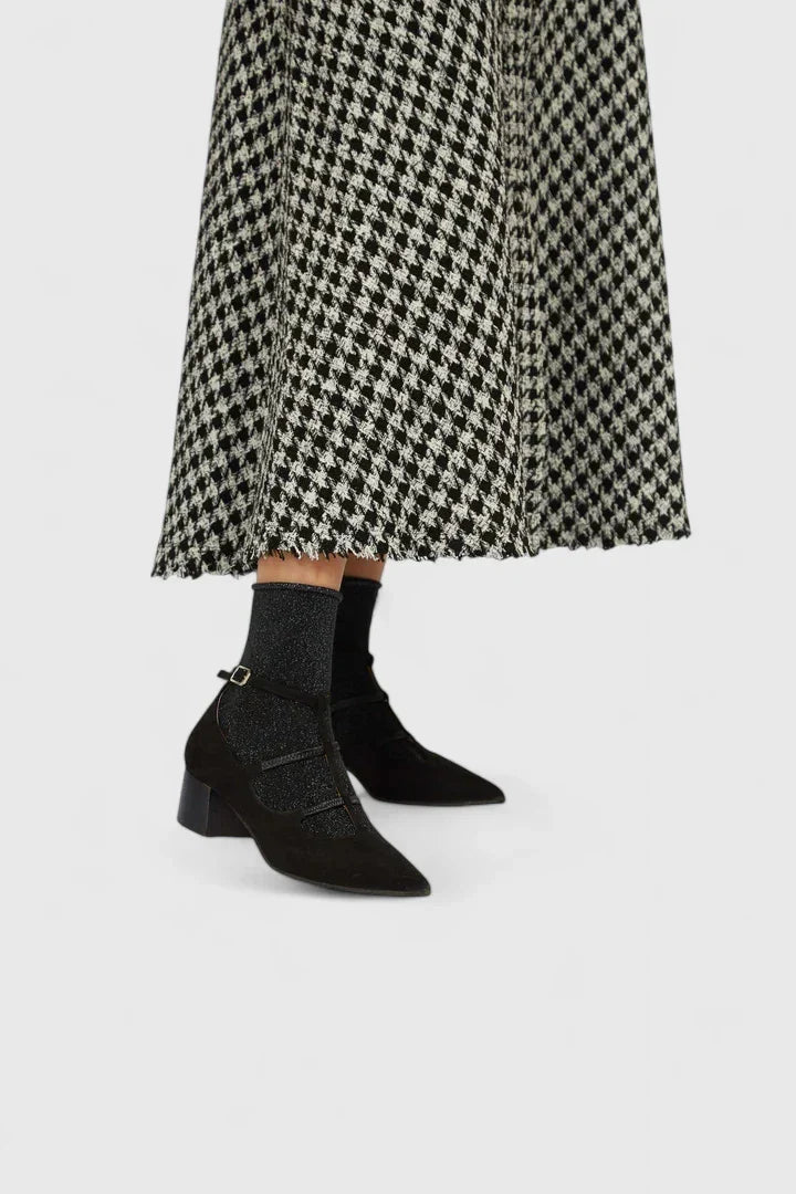 Stylish women's orthopedic work heels, offering all-day comfort & essential foot support in black.