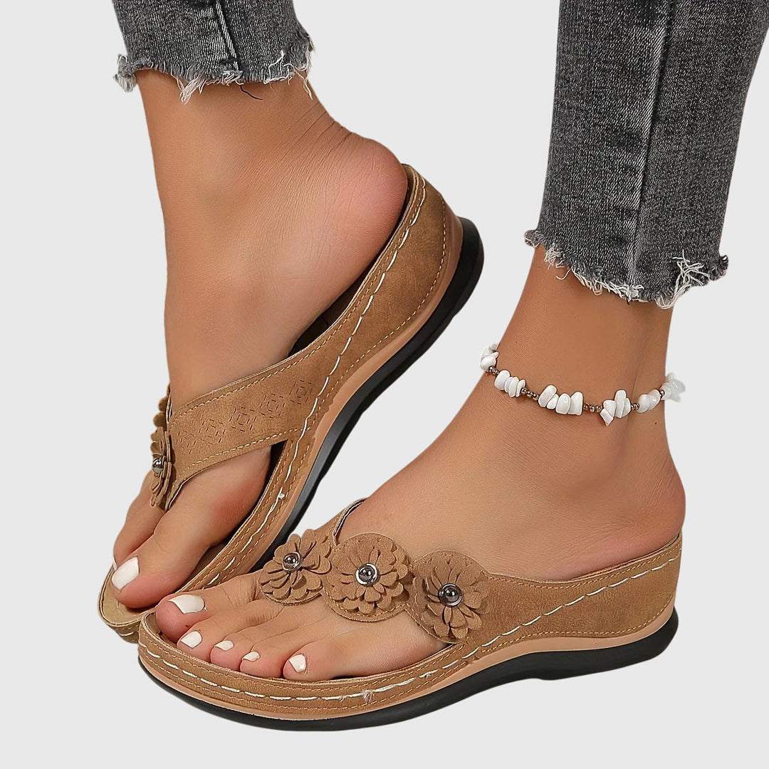 Stylish women's summer flip flops with advanced arch support, ensuring all-day comfort and stability.