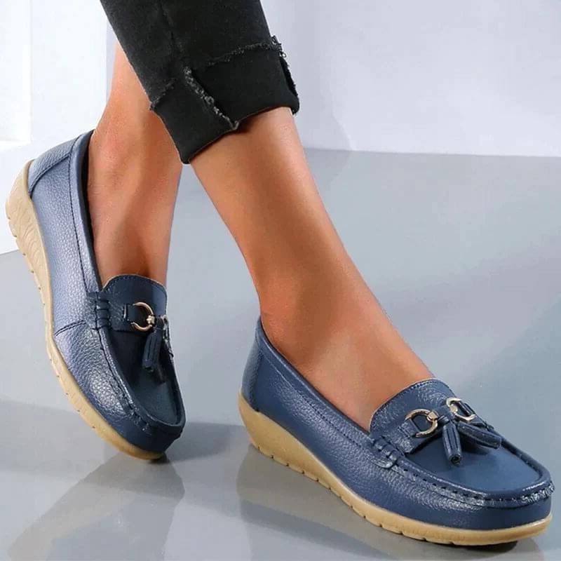 Detail of sole: Ergonomic sole of women's orthopedic loafers, designed for traction & comfort.