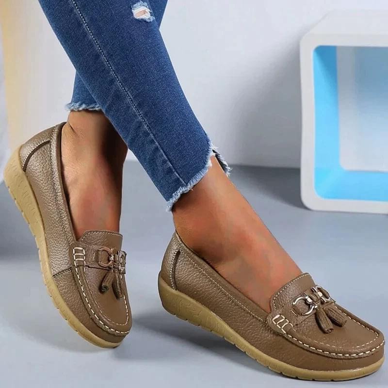 Women's orthopedic walking shoes, combining style, arch support, and all-day comfort.