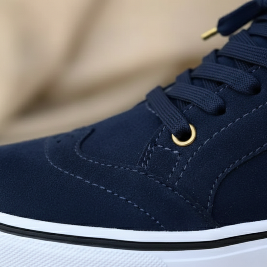 Comfortable low-top walking sneakers for women, featuring orthopedic support and a stylish design.