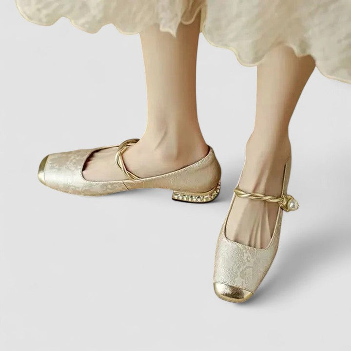 Textured women's orthopedic Mary Jane shoes, comfortable and supportive with a low block heel.