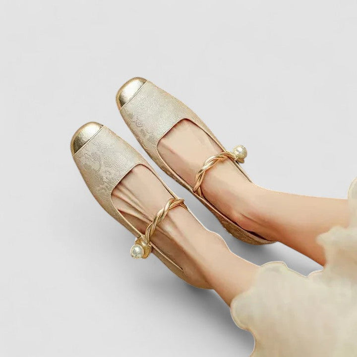 Women's orthopedic Mary Jane shoes for all-day comfort, with a supportive low block heel.