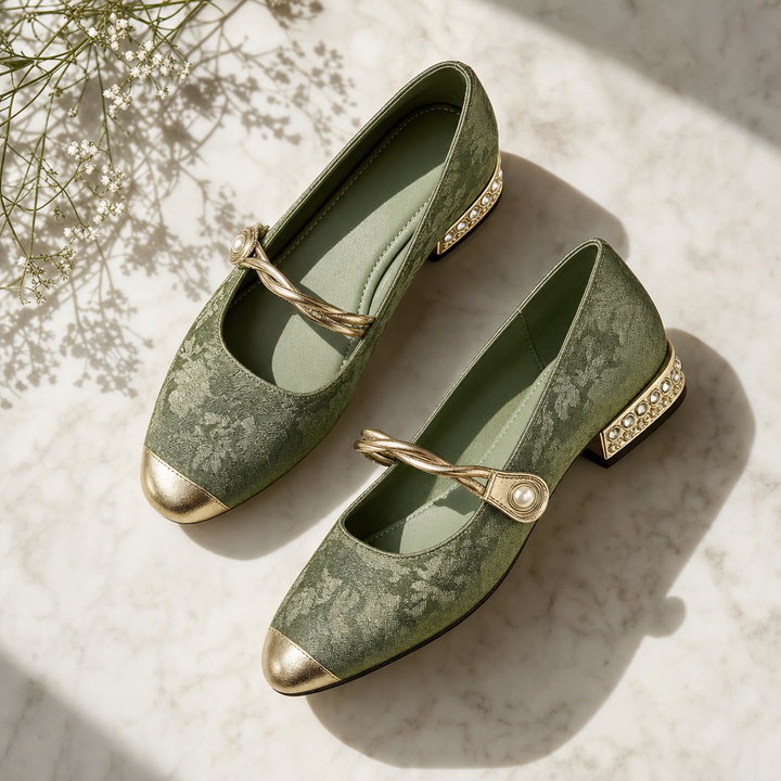 Elegant vintage-style women's Mary Jane shoes with a buckle and comfortable low block heel.