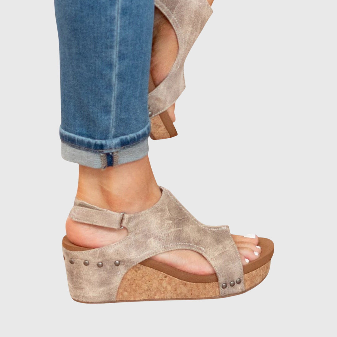 Elegant orthopedic sandals for women, featuring adjustable straps and cushioned support.