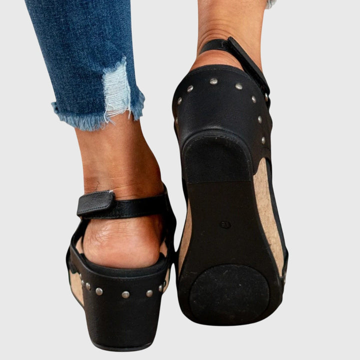 Women's casual orthopedic sandals with arch support, great for summer activities and comfort.