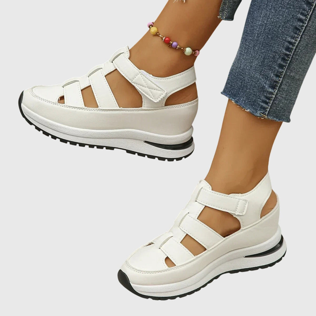 Casual women's orthopedic sandals with robust arch support, ensuring all-day comfort for walking.