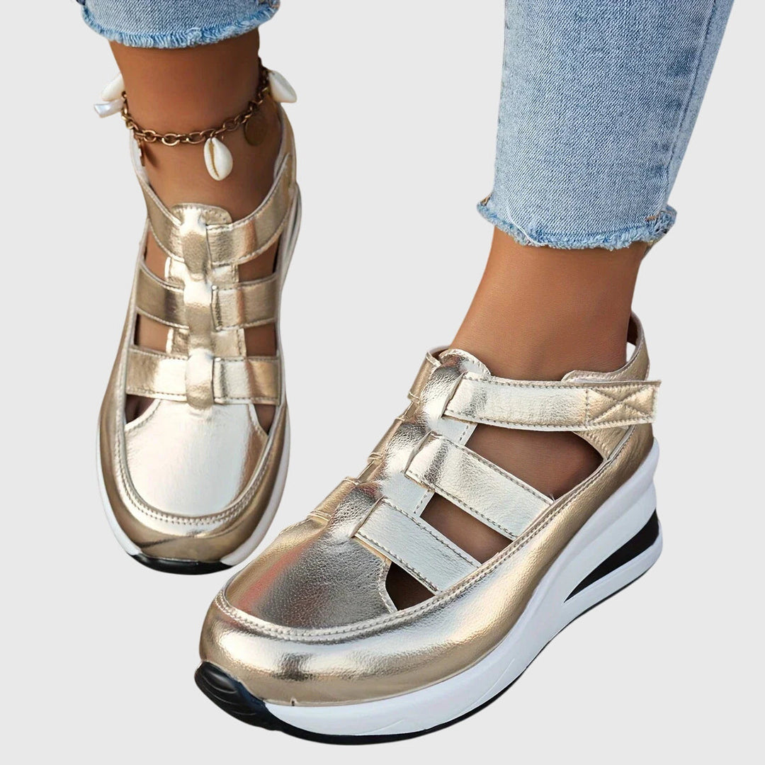 Orthopedic women's sandals in a wide fit, providing excellent arch support & comfort for daily wear.