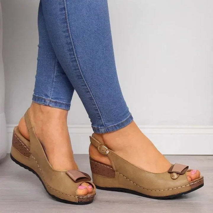 Casual women's slip-on sandals, ideal for summer walking, featuring orthopedic arch and cushion support.