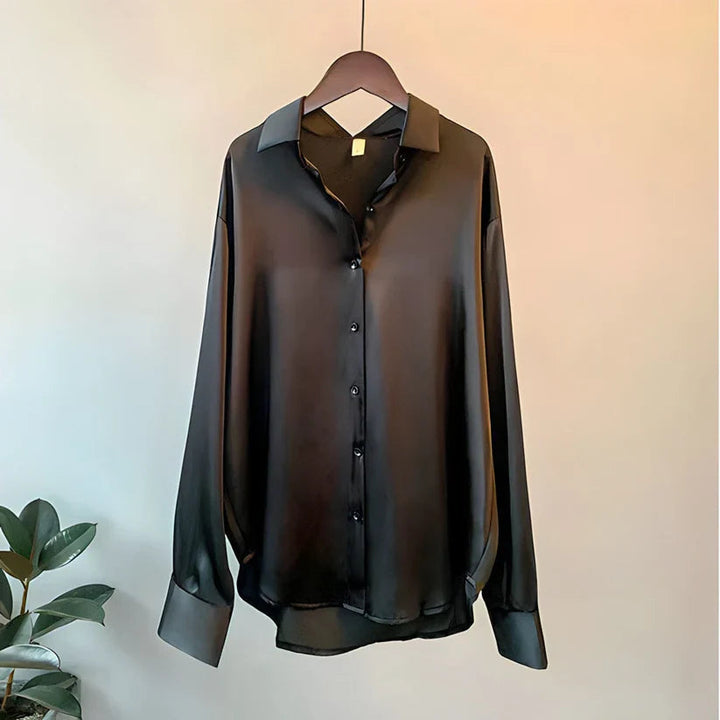 Versatile women's long-sleeve oversized blouse. Button-down, relaxed fit. Modern style for everyday or work.