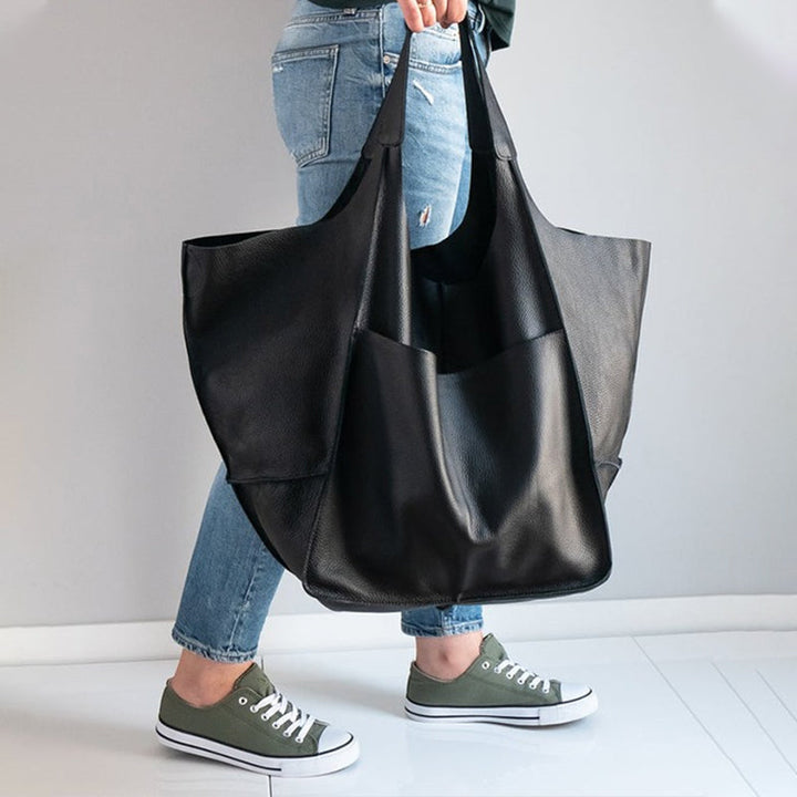Elegant women's vintage style leather shoulder bag, spacious and fashionable.