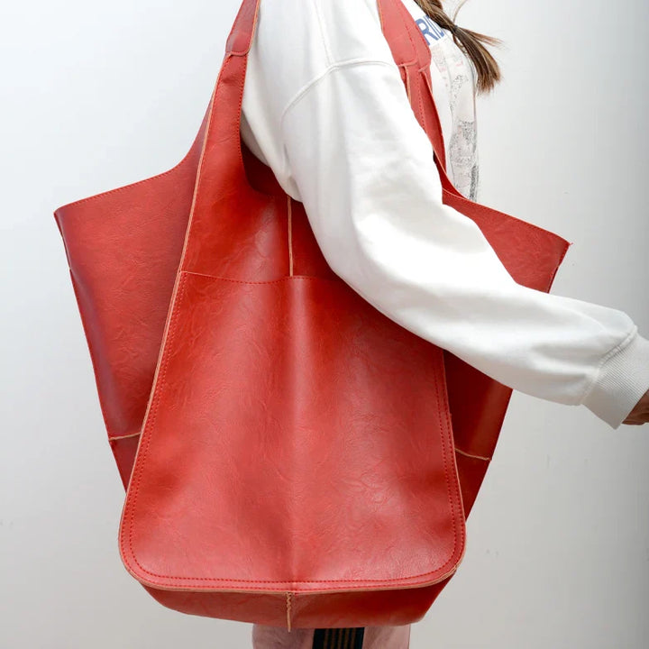 Fashionable women's oversized vintage leather shoulder bag, a daily essential.