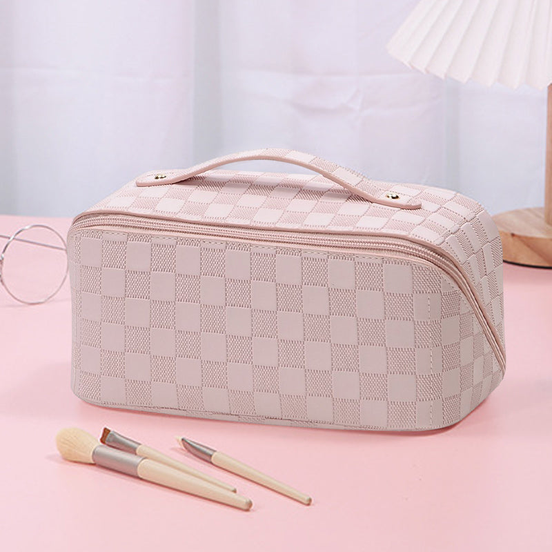 Classic plaid women's cosmetic bag, a versatile travel and makeup storage solution.