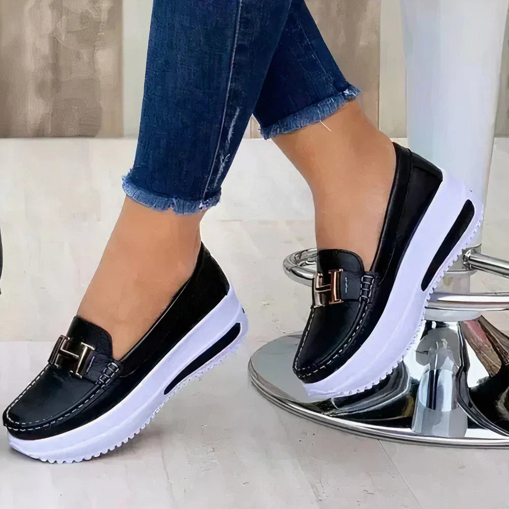 Versatile women's platform loafers for work or casual outings. Stylish slip-on footwear, comfortable and modern design.