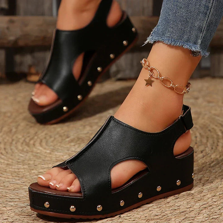 Stylish cushioned women's platform sandals, ideal for comfortable elevated style & casual summer wear.